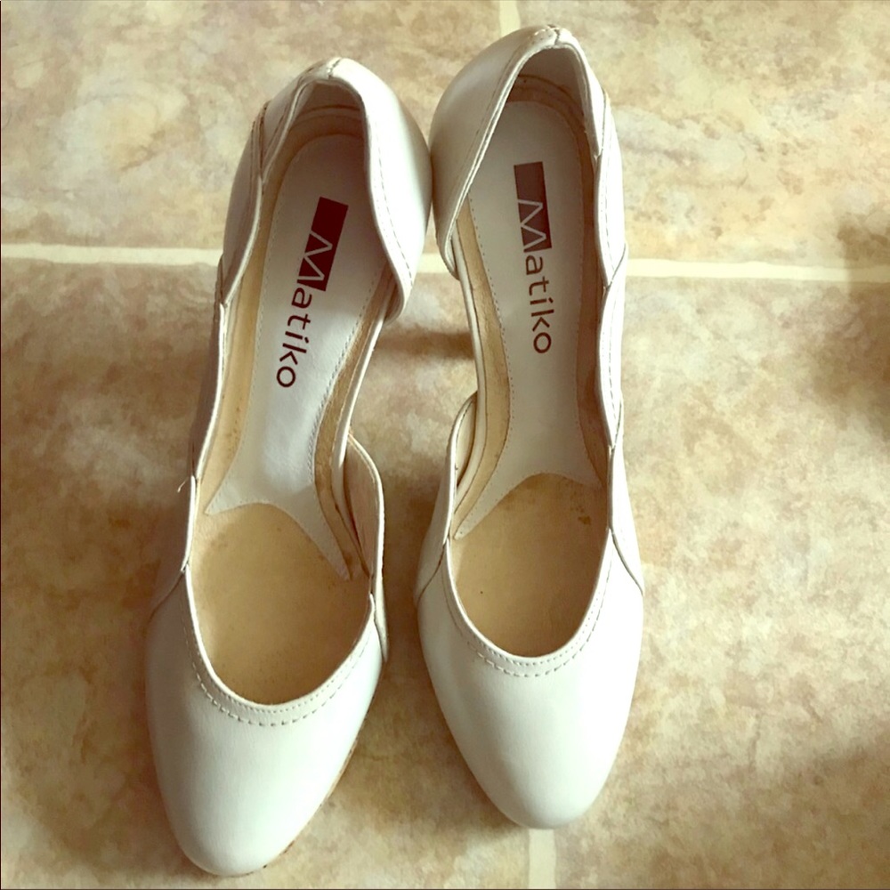 Matiko white pumps